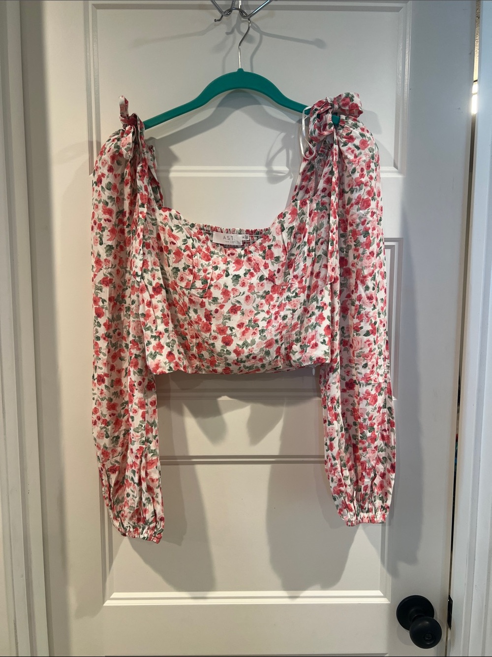Astr Floral Tie-Shoulder Crop Top in White and Pink